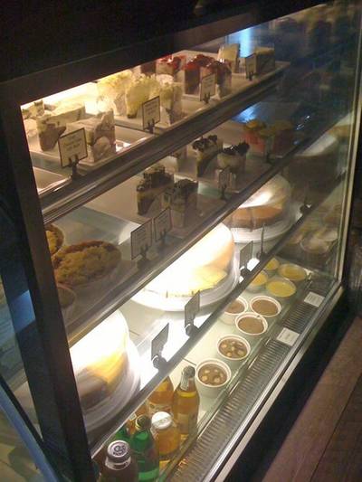 ตู้เค้ก ที่ ร้านอาหาร PH1B Coffee Bar