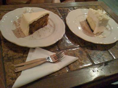 แครอทเค้ก กับไว้ท์ช้อคชีสเค้ก ที่ ร้านอาหาร PH1B Coffee Bar