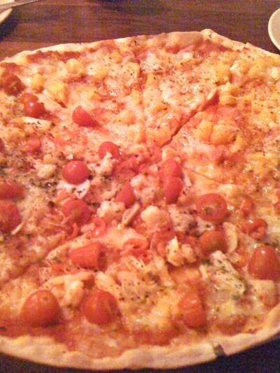 พิซซ่าจานแรก (ถาดใหญ่) ที่ ร้านอาหาร Pizza Pazza
