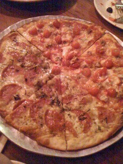 พิซซ่าจานที่สอง (ถาดกลาง) ที่ ร้านอาหาร Pizza Pazza
