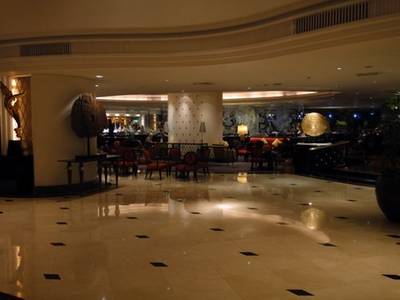 หน้าร้านบริเวณล๊อบบี้โรงแรม ที่ ร้านอาหาร The Rain Tree Cafe Plaza Athenee Hotel