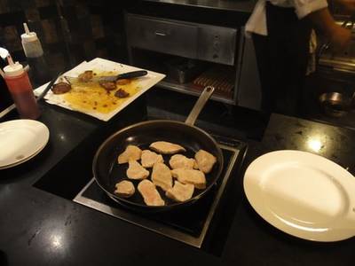 ฟัวกราส์บนกระทะ ที่ ร้านอาหาร The Rain Tree Cafe Plaza Athenee Hotel