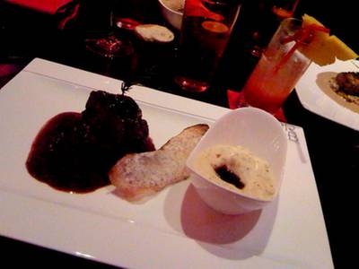 RR & B ที่ ร้านอาหาร Rib Room & Bar (RR & B)
