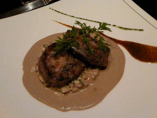 RR & B ที่ ร้านอาหาร Rib Room & Bar (RR & B)
