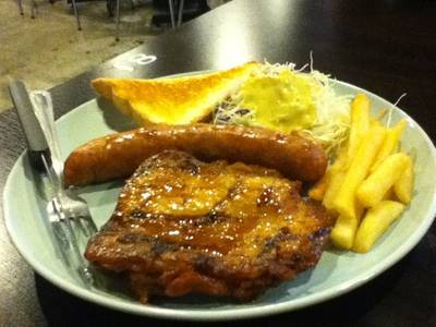 สเต็กไก่+ไส้กรอก ที่ ร้านอาหาร UCFP U-Center Food Paradise
