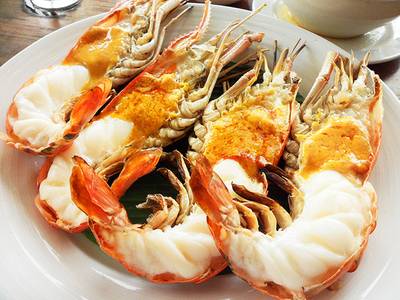 กุ้งแม่น้ำเผา ตัวละ 500 จัดมา 2 ตัว อิ่มมากกก... ที่ ร้านอาหาร บ้านกลางน้ำ 1