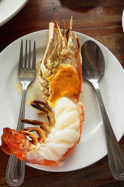 เทียบขนาดกะจานข้าว ใกญ่กว่าจานอี๊กก ที่ ร้านอาหาร บ้านกลางน้ำ 1