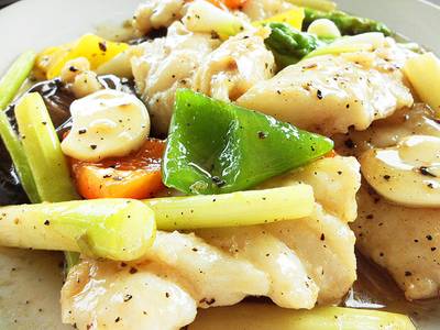 ปลาเก๋าผัดพริกไทยดำ ปลาสด เนื้อแน่นมากค่ะ ที่ ร้านอาหาร บ้านกลางน้ำ 1