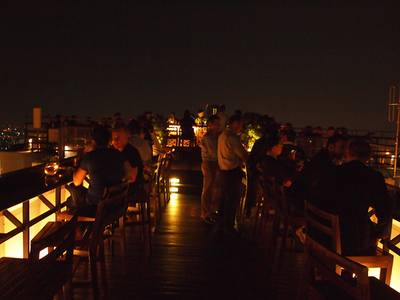 ทางเดินเชื่อมไปยังโซน Moonbar มีที่นั่งข้างๆ ชมวิวได้ชัดเจนมากๆ ที่ ร้านอาหาร Vertigo