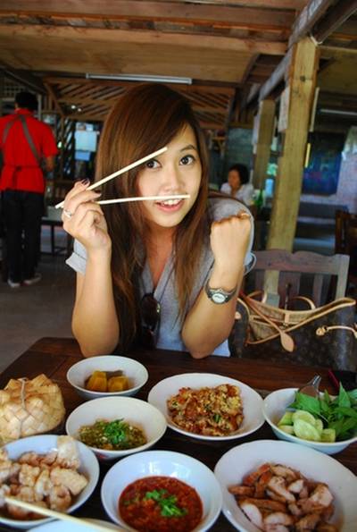 ร้านอาหาร เฮือนใจ๋ยอง
