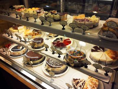 เค้กเต็มตู้เลยค่ะ...มีให้เลือกตั้ง 2 ตู้แน่ะ ที่ ร้านอาหาร Cheesecake House