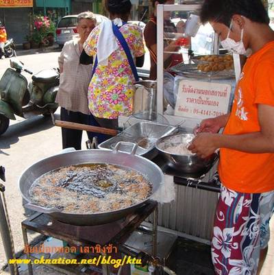 น้ำมันทอดใสสะอาด ที่ ร้านอาหาร ยุ้ยเผือกทอด เสาชิงช้า