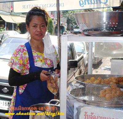 คนขาย ที่ ร้านอาหาร ยุ้ยเผือกทอด เสาชิงช้า