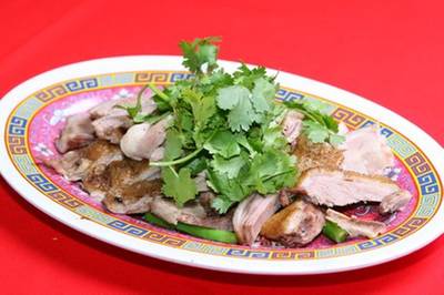 เป็ดอบใบชา  ที่ ร้านอาหาร ง่วนหลีหลังสวน