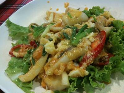 ปลาหมึกผัดไข่เค็ม ที่ ร้านอาหาร บุญยงค์ หัวปลาหม้อไฟ ปลาหมึกผัดไข่เค็ม ที่ ร้านอาหาร บุญยงค์ หัวปลาหม้อไฟ