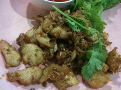 หมูทอดกระเทียม ที่ ร้านอาหาร บุญยงค์ หัวปลาหม้อไฟ หมูทอดกระเทียม ที่ ร้านอาหาร บุญยงค์ หัวปลาหม้อไฟ