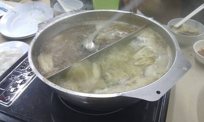 หม้อฝั่งต้มยำและธรรมดา ที่ ร้านอาหาร อร่อยติ่มซำ