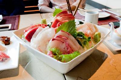 ซาชิมิรวม ชุดแพงสุดอีกเช่นกัน ที่ ร้านอาหาร Tsu  JW Marriott