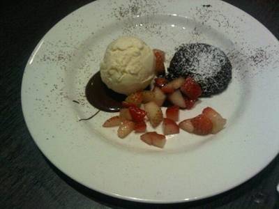 ของเพื่อนด้วยดี ลากเรามาเพื่อนทานอันนี้ Lava cake  ที่ ร้านอาหาร After You Dessert Cafe La Villa