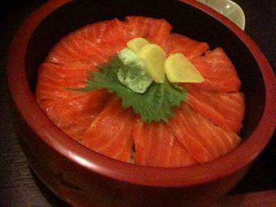 นี่เลย ข้าวหน้าปลาแซลม่อนของยอง ยอง เหลา อร่อยมากกก ที่ ร้านอาหาร Wasabi Esplanade