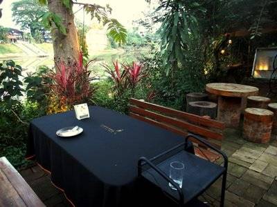 บริเวณที่นั่งริมปิง ที่ ร้านอาหาร เฮือนสุนทรี เวชานนท์