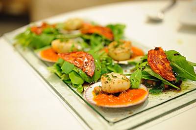USA Diving Boat: Seared Scallop with Salami ที่ ร้านอาหาร Amici by Pomodoro