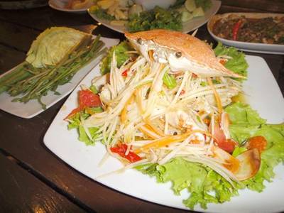 ส้มตำปูม้า ที่ ร้านอาหาร ลัลลาบาย
