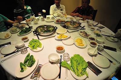 บนโต๊ะ ที่ ร้านอาหาร โคคาสุกี้ สุรวงศ์
