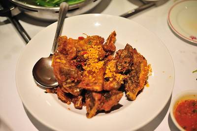 ปลาเก๋าส่วนที่เหลือเอามาผิดพริกเกลือ อร่อยครับ ที่ ร้านอาหาร โคคาสุกี้ สุรวงศ์