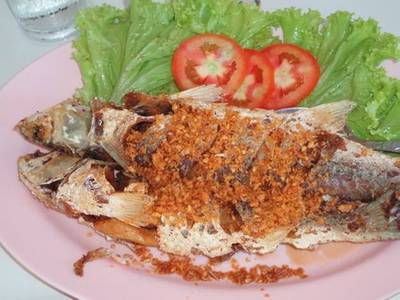 จานเด็ด ปลากระบอกทอดกระเทียม ที่ ร้านอาหาร นายหวาน