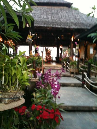 ทางเข้าร้านค่ะ ดูร่มรื่นนน ที่ ร้านอาหาร สุภัทรา บาย เดอะ ซี