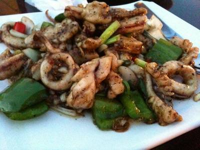ประเดิมด้วย หมึกผัดพริกไทยดำ ที่ ร้านอาหาร สุภัทรา บาย เดอะ ซี