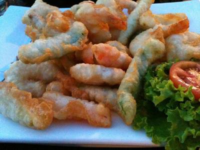 ต่อกันด้วยเทมปุระค่ะ มีกุ้ง ถั่วฝักยาว ข้าวโพด พริกหยวก ที่ ร้านอาหาร สุภัทรา บาย เดอะ ซี