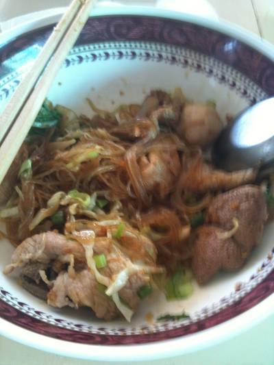 วุ้นเส้นหมูตุ๋นของยอง ยอง เหลา ที่ ร้านอาหาร เจ้เซี้ยม