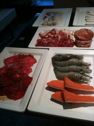 เนื้อหลากหลายชนิด จัดมาอย่างสวยงาม ที่ ร้านอาหาร King Kong Yakiniku Buffet หลังสวน
