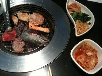 ลงมือปิ้ง ถ้าคนมากๆไม่ทันแน่ๆ ที่ ร้านอาหาร King Kong Yakiniku Buffet หลังสวน