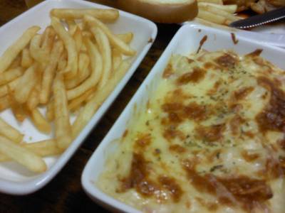 เฟรนฟรายส์และหอยแมงภู่อบชีส ที่ ร้านอาหาร T&N Steak House