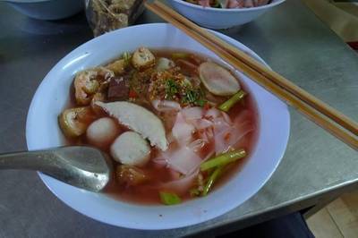 http://i194.photobucket.com/albums/z55/wisruteb/Food/yf004.jpg ที่ ร้านอาหาร เย็นตาโฟ 300 ห้อง