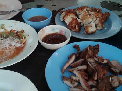 ไก่ทอดและอื่นๆ ที่ ร้านอาหาร ส้มตำถนนตก