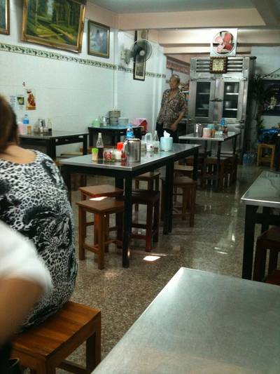 บรรยากาศภายในร้าน ที่ ร้านอาหาร ก๋วยเตี๋ยวตำลึง นายเพ้ง