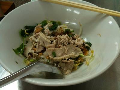 เส้นเล็กแห้งต้มยำ ที่ ร้านอาหาร ก๋วยเตี๋ยวตำลึง นายเพ้ง