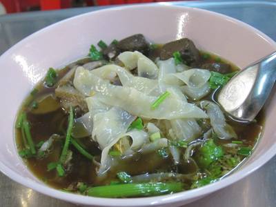 ที่เห็นลอยอยู่เต็มๆ นี่คือไส้แก้ว ทีเด็ดของที่นี่ครับ ที่ ร้านอาหาร ก๋วยเตี๋ยวเป็ดนายเล้ง