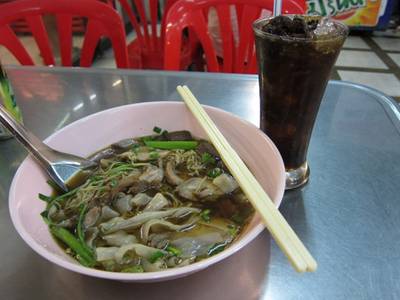 น้ำลำไยเอาไว้กลั้วคอก๋วยเตี๋ยว (ที่คนแล้ว) ที่ ร้านอาหาร ก๋วยเตี๋ยวเป็ดนายเล้ง