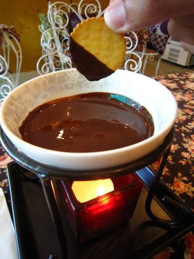 จุ่มชอคกาแลต ที่ ร้านอาหาร Amour De Fondue จุ่มชอคกาแลต ที่ ร้านอาหาร Amour De Fondue