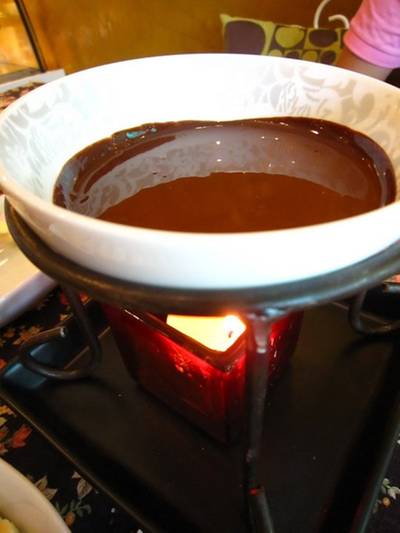 หม้อชอคกาแลตประจำโต๊ะ ที่ ร้านอาหาร Amour De Fondue หม้อชอคกาแลตประจำโต๊ะ ที่ ร้านอาหาร Amour De Fondue