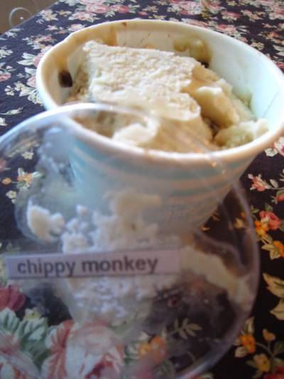 ไอติมกล้วยชอคกาแลตชิป "chippy monkey" ที่ ร้านอาหาร Amour De Fondue ไอติมกล้วยชอคกาแลตชิป "chippy monkey" ที่ ร้านอาหาร Amour De Fondue