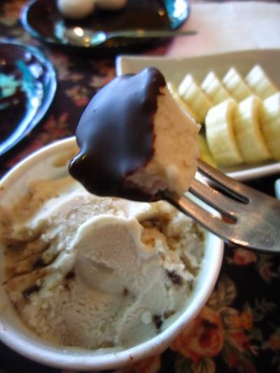 ไอติมจุ่มชอคกาแลตแข็งแล้ว ที่ ร้านอาหาร Amour De Fondue ไอติมจุ่มชอคกาแลตแข็งแล้ว ที่ ร้านอาหาร Amour De Fondue