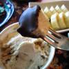 ไอติมจุ่มชอคกาแลตแข็งแล้ว ที่ ร้านอาหาร Amour De Fondue
