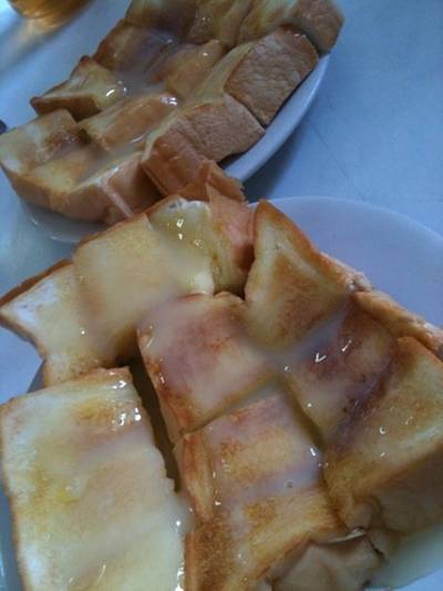 ขนมปังปิ้ง ที่ ร้านอาหาร ออน ล๊อก หยุ่น