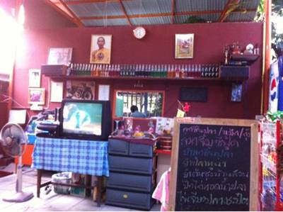 บรรยากาศภายในร้าน ดูเป็นธรรมชาติ และบ้านๆดี ร่มรื่น

 ที่ ร้านอาหาร บ้านสวนริมคลอง